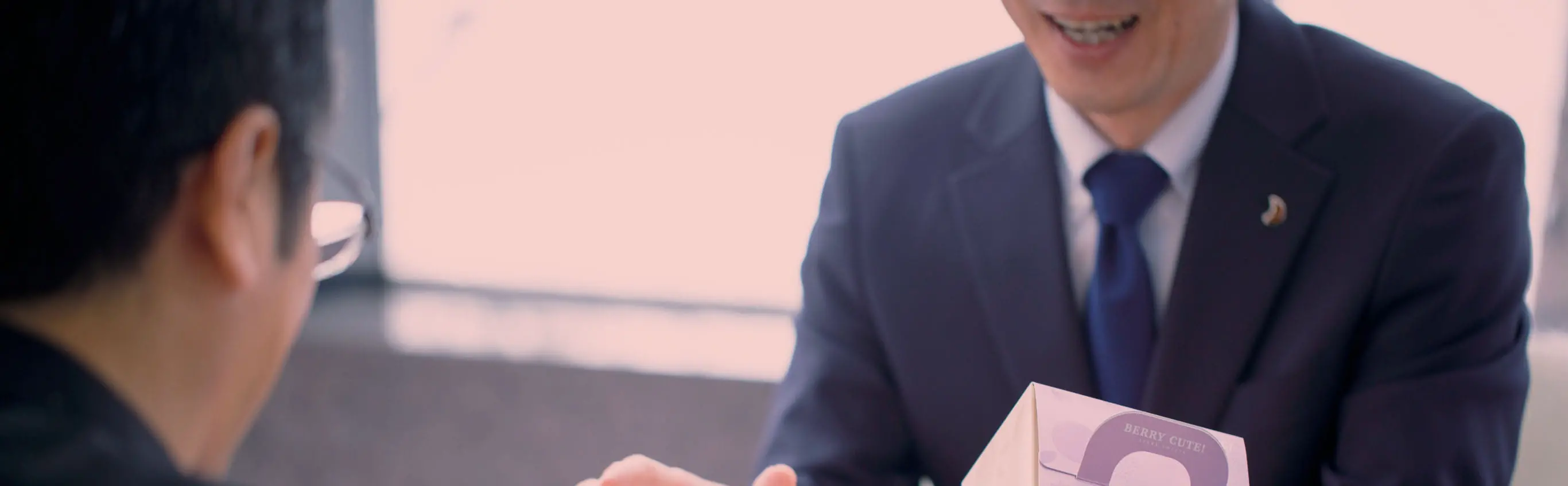 スーツの二人が話し合っている様子