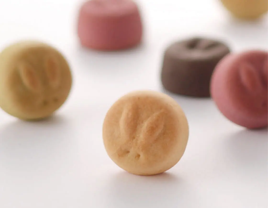 4色の和菓子が並んでいる画像