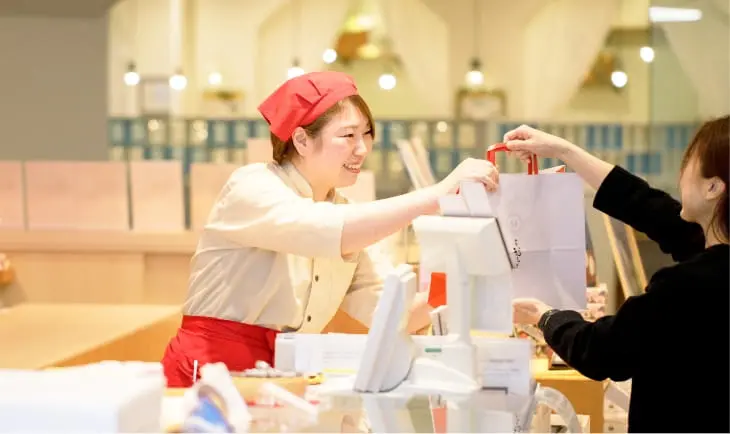 スタッフがお客様に商品を渡す様子