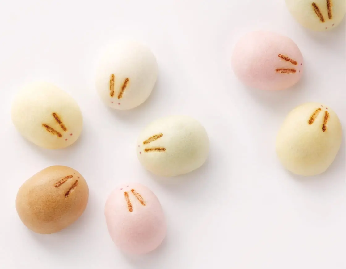 丸くカラフルなうさぎ形の和菓子