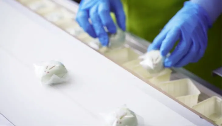 丁寧に和菓子を検品している様子