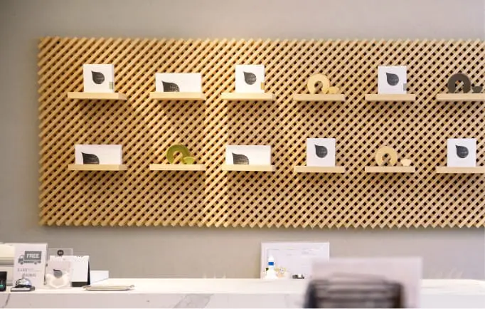 レジの壁に商品が並んでいる様子