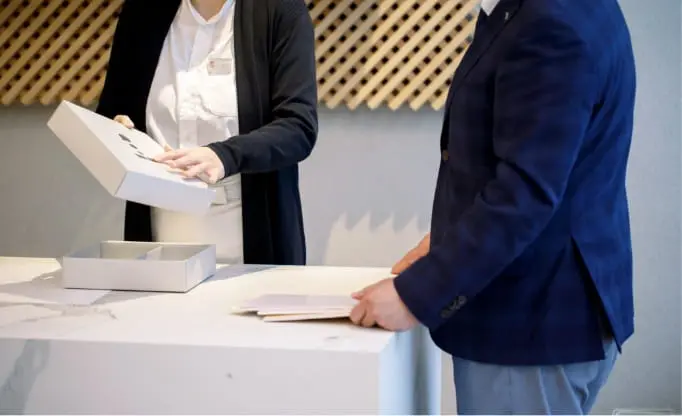 お菓子の箱を持って話している様子