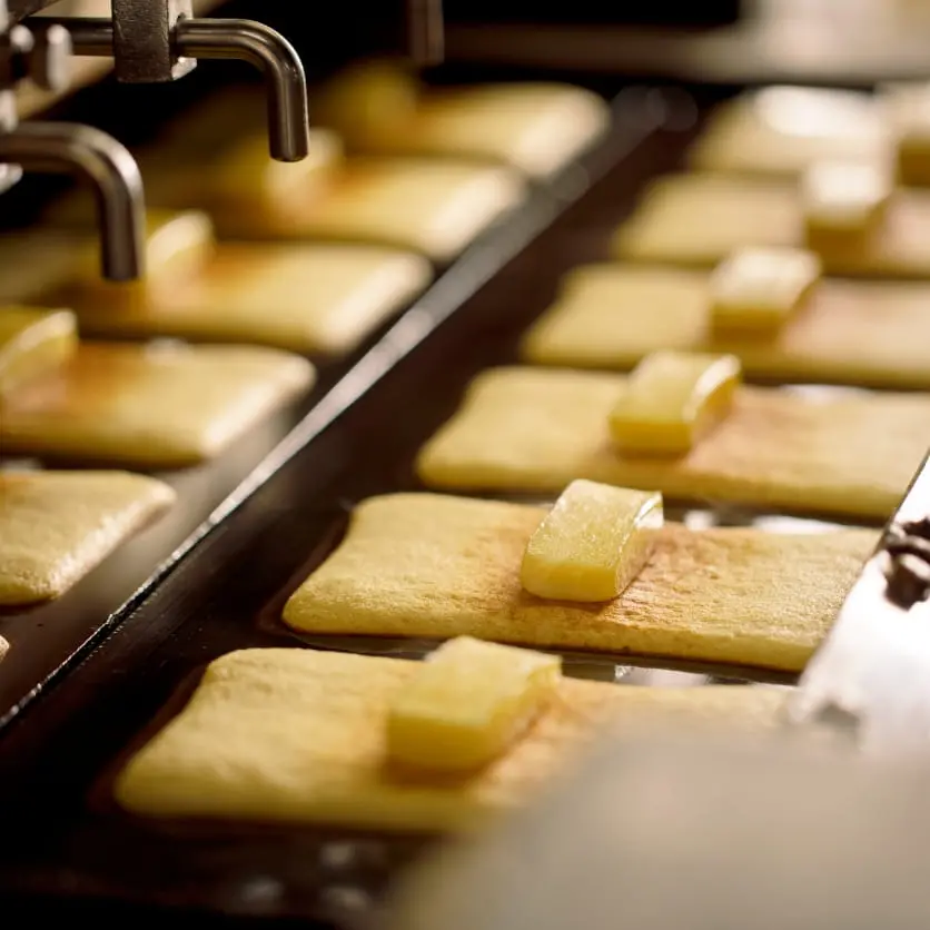 お菓子が並んでいる製造中の様子