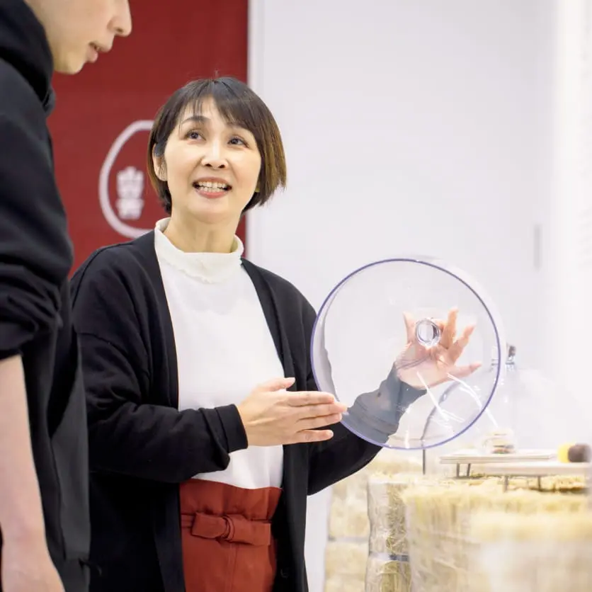 笑顔で説明するスタッフ