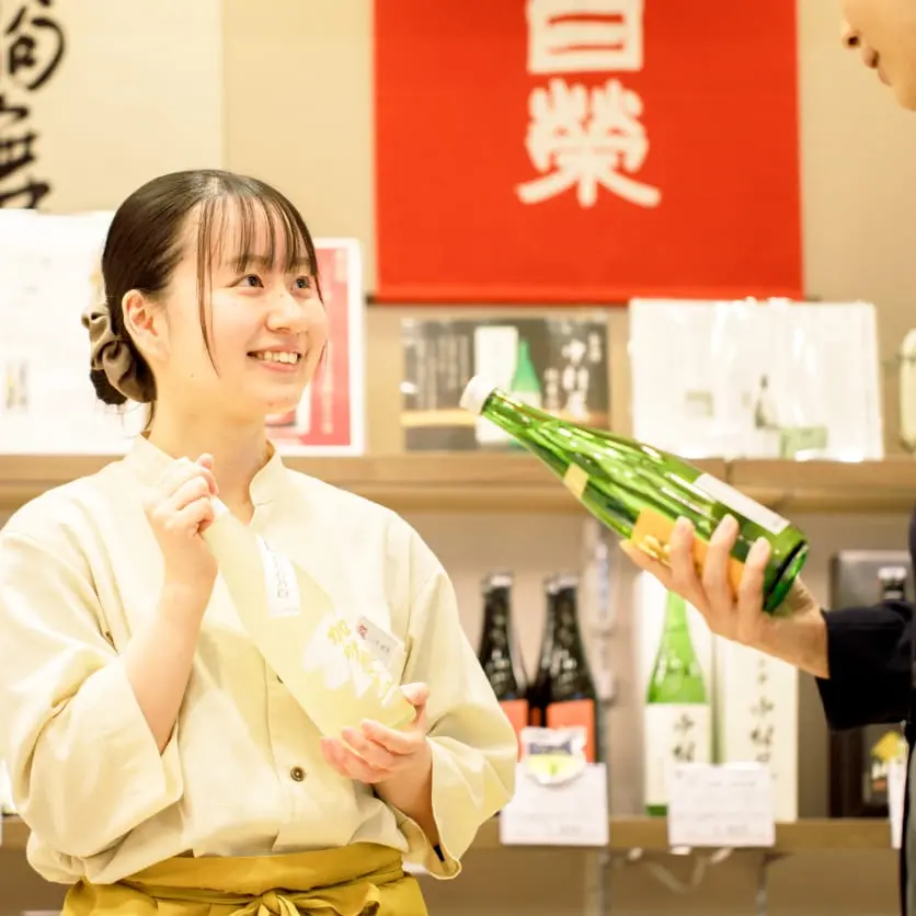 笑顔で接客するスタッフ女性