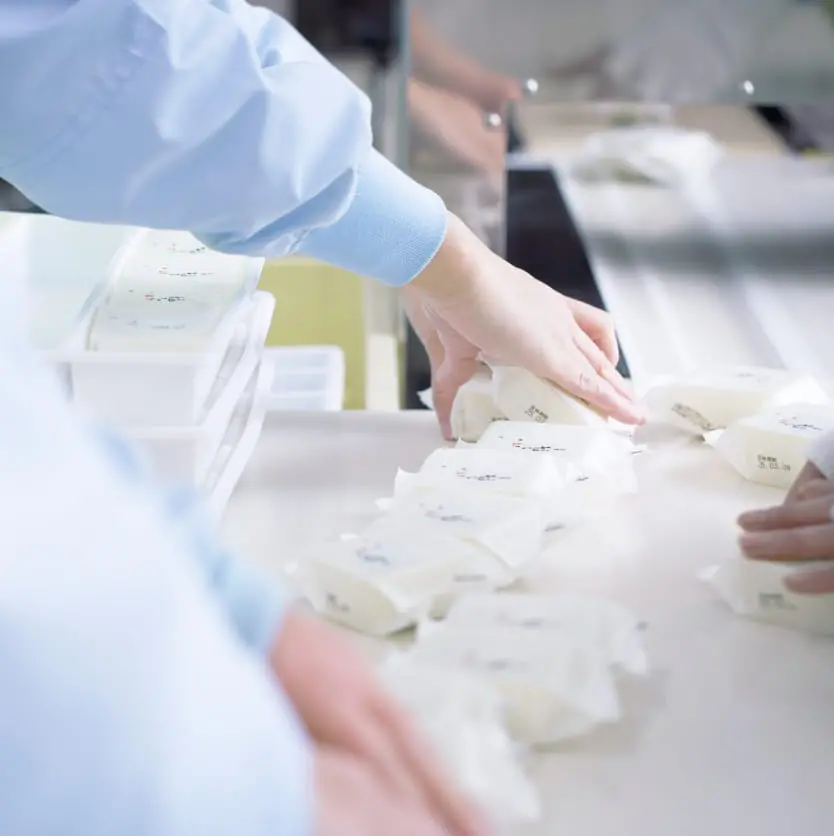 手作業で丁寧に検品する様子