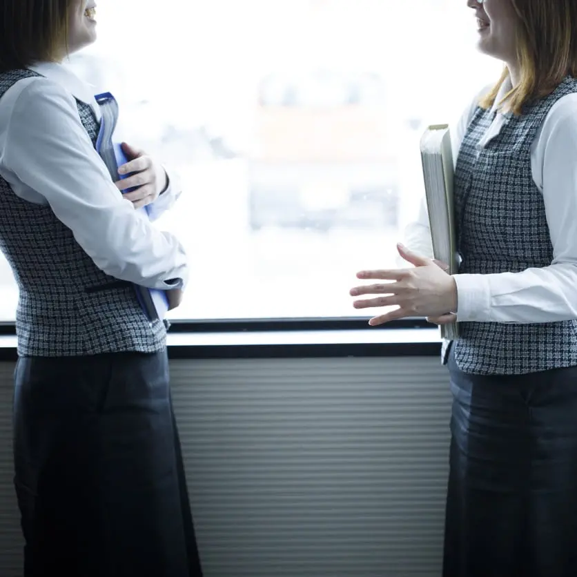 制服の女性たちが談笑する様子