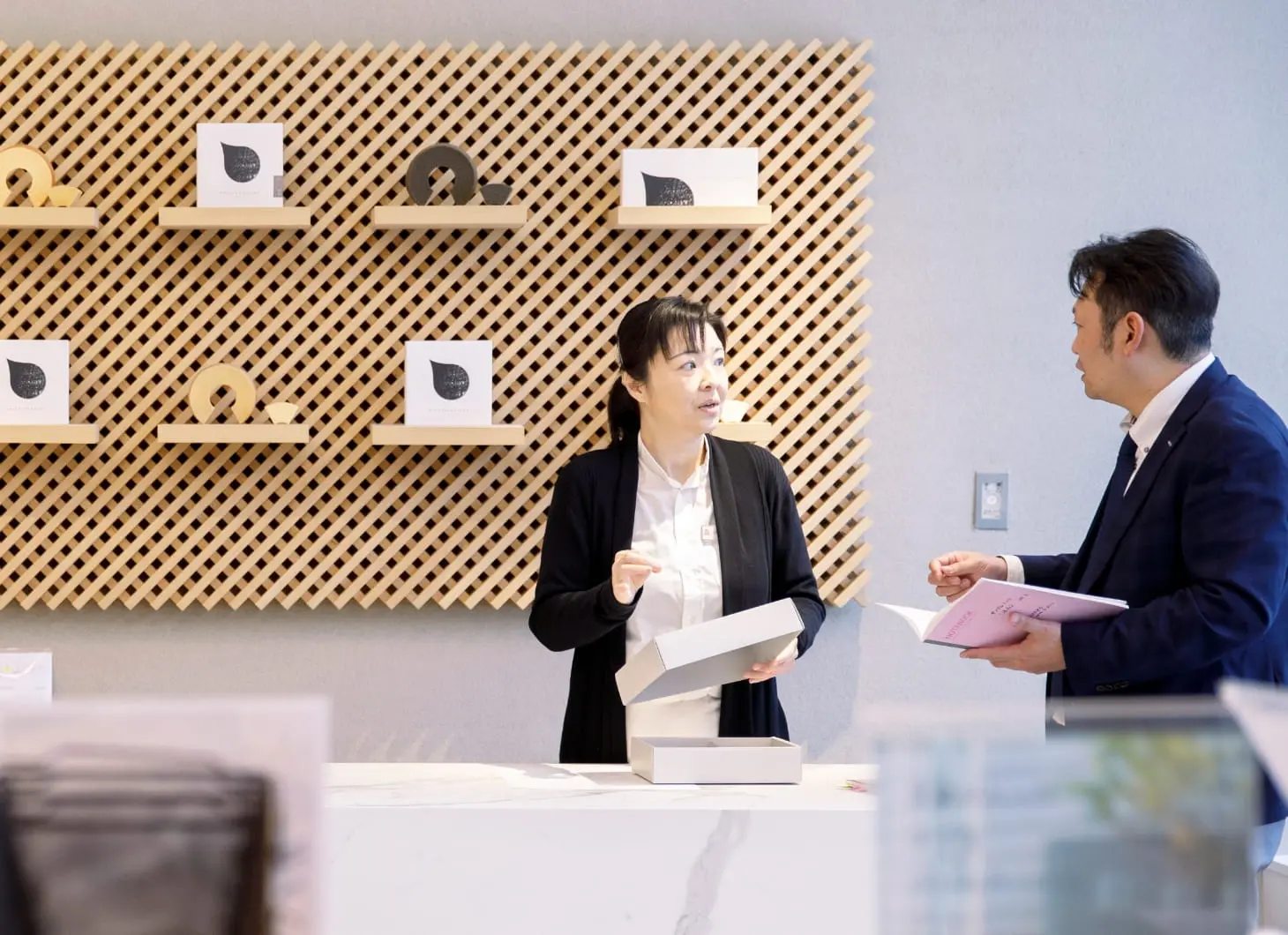 笑顔で説明するスタッフ