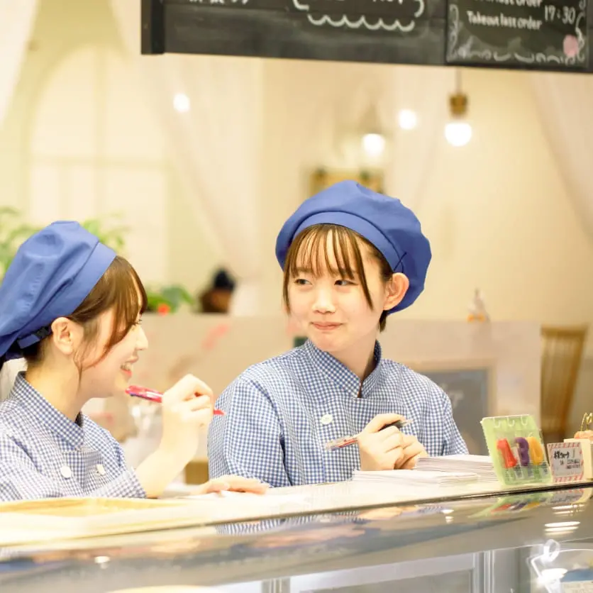 店舗スタッフが和気藹々と笑顔で話している様子