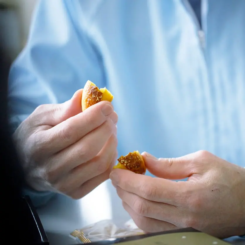 焼き上がりをチェックしている様子